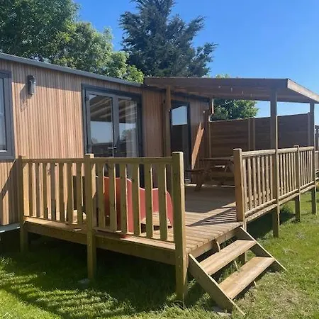 Camping Les Vergers De Squividan *** Tréffiagat Exterior photo