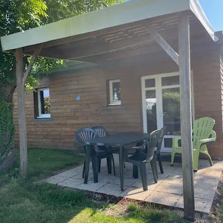 Camping Les Vergers De Squividan *** Tréffiagat Exterior photo